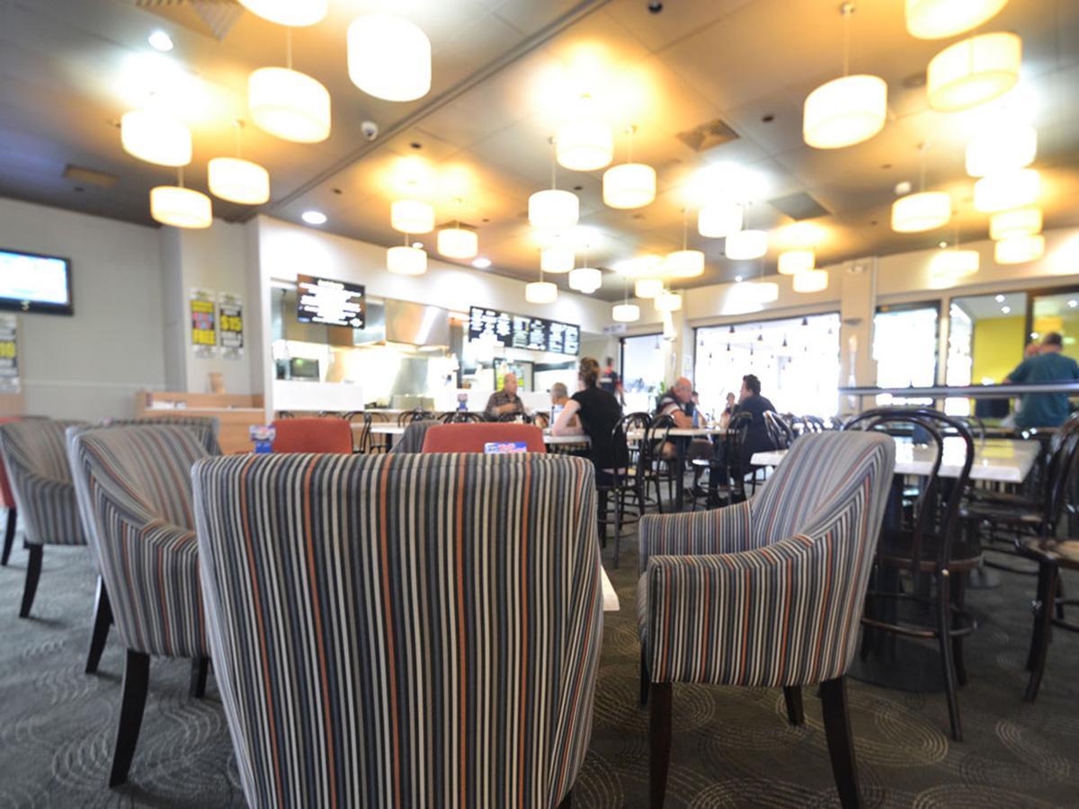 Albion Park The Oaks Hotel Motel חדר תמונה